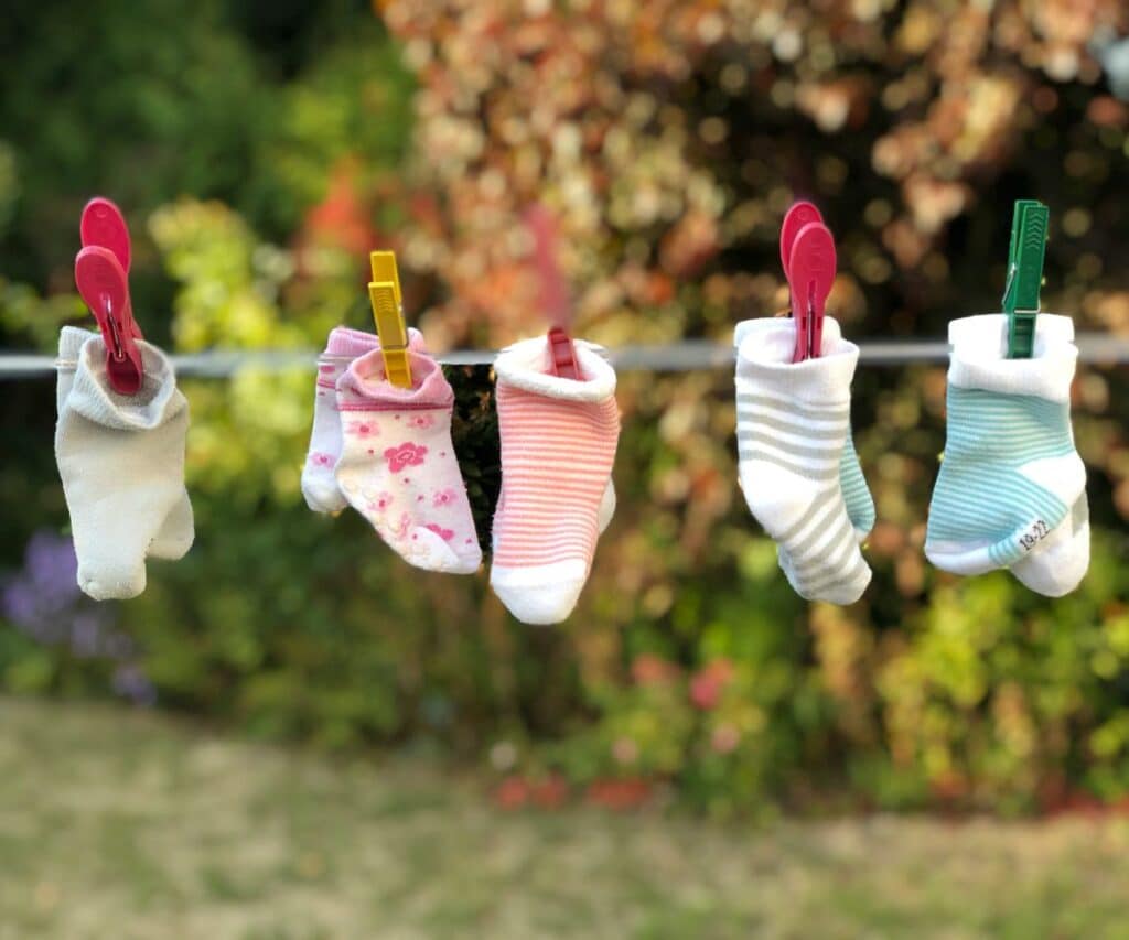 Recommendations on how to dress your newborn during the summer and winter.